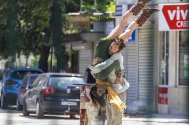 Kentsel bir alanda dans performansı gösterisi