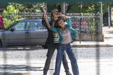 Kentsel bir alanda dans performansı gösterisi