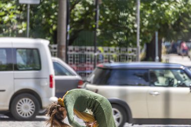 Kentsel bir alanda dans performansı gösterisi