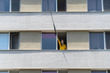 Bina içinde ve dış merdivenlerde dans gösterisi