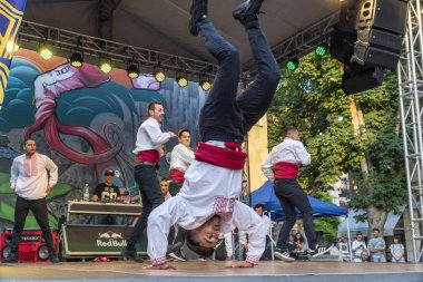 Geleneksel Bulgar kıyafetler giymiş breakdancers