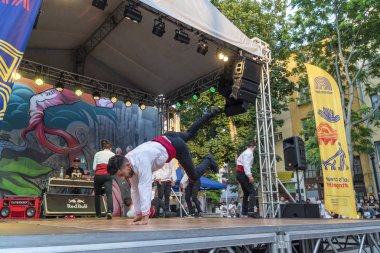 Geleneksel Bulgar kıyafetler giymiş breakdancers