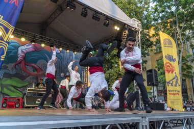 Geleneksel Bulgar kıyafetler giymiş breakdancers