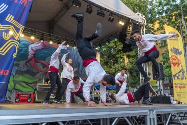 Geleneksel Bulgar kıyafetler giymiş breakdancers