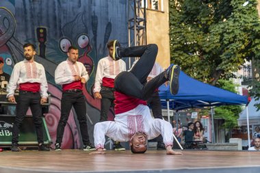 Geleneksel Bulgar kıyafetler giymiş breakdancers