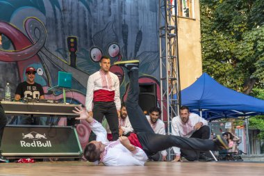 Geleneksel Bulgar kıyafetler giymiş breakdancers