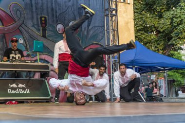 Geleneksel Bulgar kıyafetler giymiş breakdancers