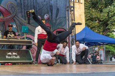 Geleneksel Bulgar kıyafetler giymiş breakdancers