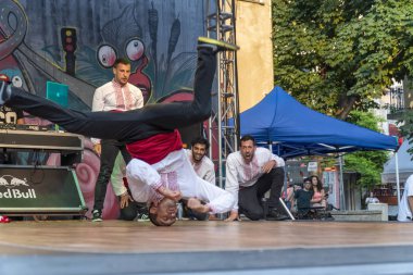 Geleneksel Bulgar kıyafetler giymiş breakdancers