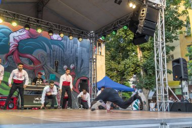 Geleneksel Bulgar kıyafetler giymiş breakdancers