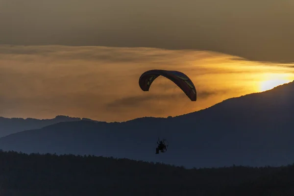 Paragliding při západu slunce s úžasným výhledem — Stock fotografie