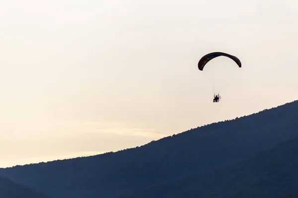 Paragliding při západu slunce s úžasným výhledem — Stock fotografie