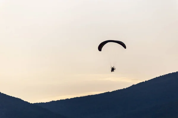 Paragliding při západu slunce s úžasným výhledem — Stock fotografie
