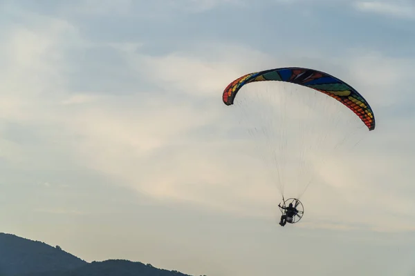 Paragliding při západu slunce s úžasným výhledem — Stock fotografie