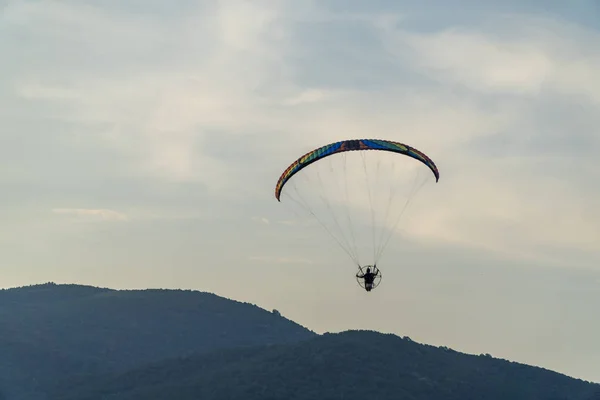 Paragliding při západu slunce s úžasným výhledem — Stock fotografie