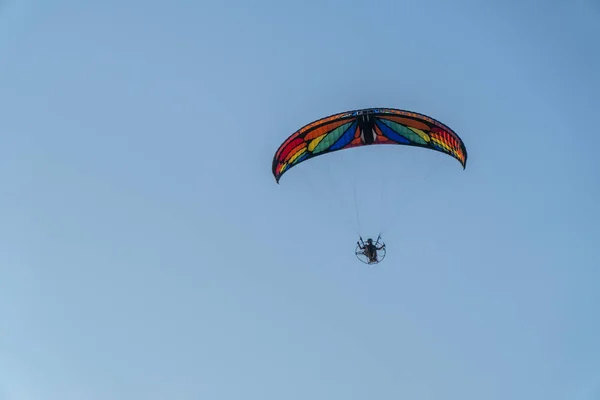 Parapente ao pôr do sol com vista incrível — Fotografia de Stock