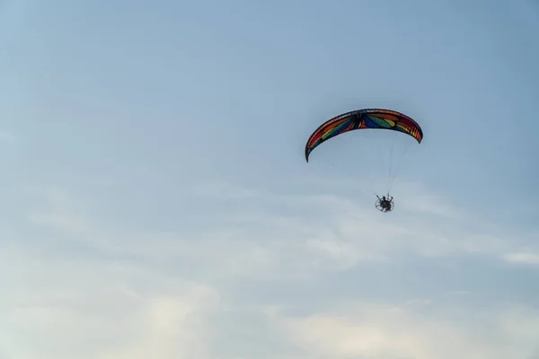 Paralotniarstwo o zachodzie słońca z niesamowitym widokiem — Zdjęcie stockowe
