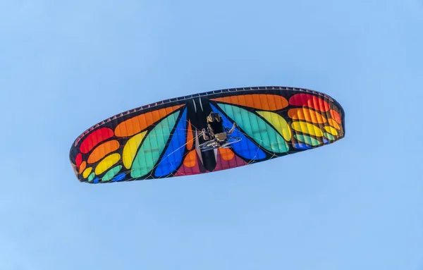 Muhteşem manzarasi ile gün batımında yamaç paraşütü — Stok fotoğraf