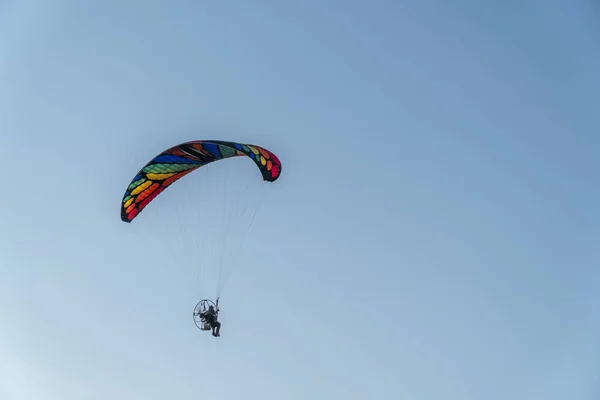 滑翔伞在日落与惊人的景色 — 图库照片
