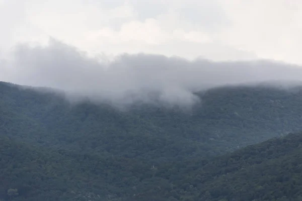 Clouds sliding over a mountain range — Stock Photo, Image