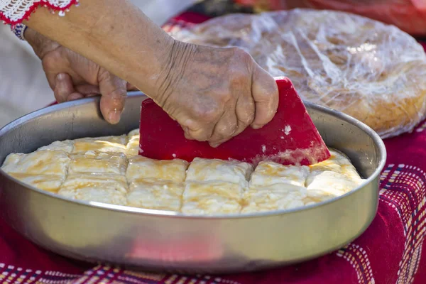 Snack tradicional de desayuno bulgaro llamado banitsa —  Fotos de Stock