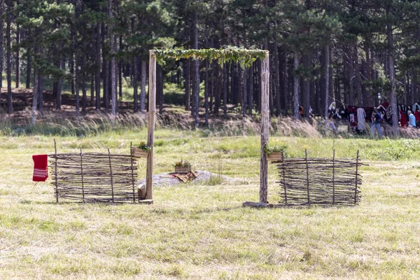 Porta moldura decorada em um campo — Fotografia de Stock