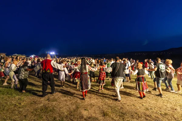 Традиционный болгарский фольклорный фестиваль с танцами и рукоделием — стоковое фото