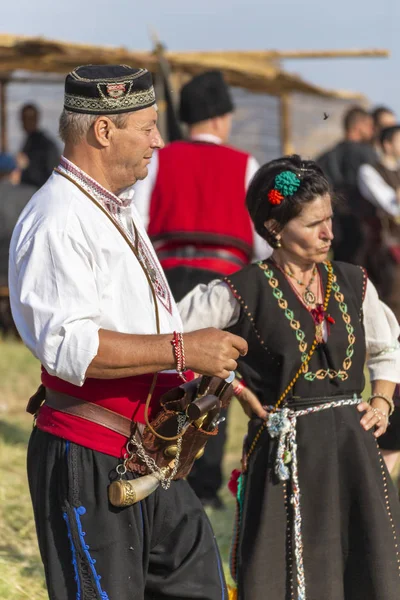 Demonstrasi prajurit Hajduci selama festival tradisional bulgarian — Stok Foto