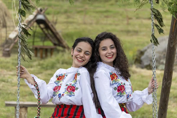 Traditionell bulgarisk folklorefestival med danser och handcraf — Stockfoto