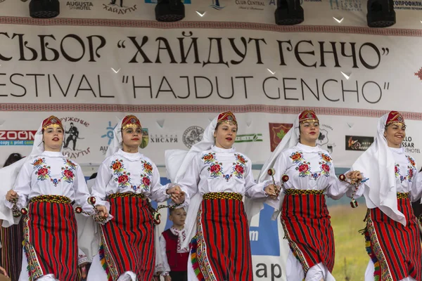 Traditional bulgarian folklore festival with dances and handcraf — Stock Photo, Image