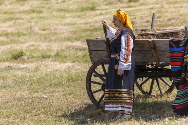 Traditional bulgarian folklore festival with dances and handcraf — Stock Photo, Image