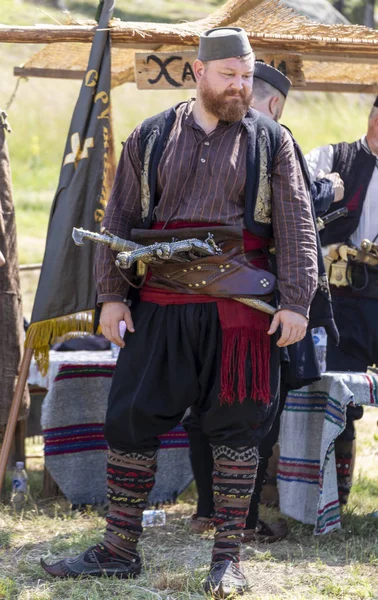 Демонстрация воинов хадждуки во время традиционного болгарского праздника — стоковое фото