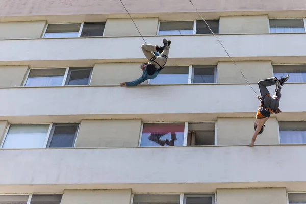 Performance de dança de arte abstrata em um edifício — Fotografia de Stock