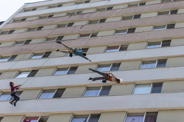 Performance de dança de arte abstrata em um edifício — Fotografia de Stock