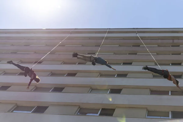 Abstrakte Kunst Tanzperformance auf einem Gebäude — Stockfoto