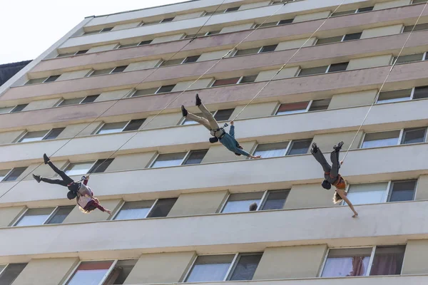 Abstrakte Kunst Tanzperformance auf einem Gebäude — Stockfoto