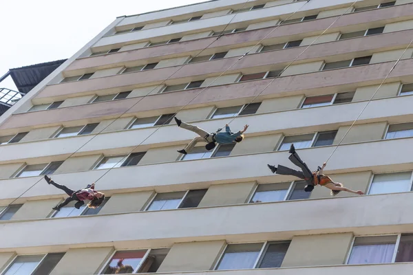 Abstrakte Kunst Tanzperformance auf einem Gebäude — Stockfoto