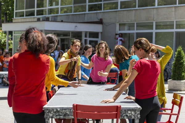 Espectáculo de danza en un área urbana — Foto de Stock