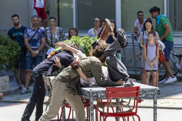 Espectáculo de danza en un área urbana — Foto de Stock