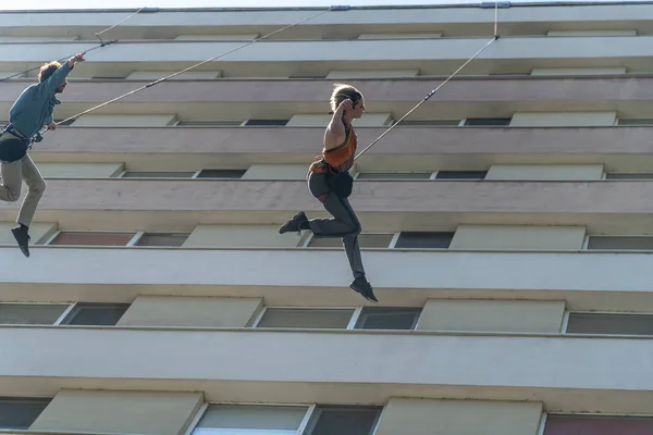 Actuación abstracta de danza artística en un edificio — Foto de Stock