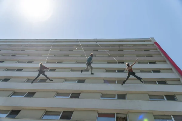 Abstrakte Kunst Tanzperformance auf einem Gebäude — Stockfoto