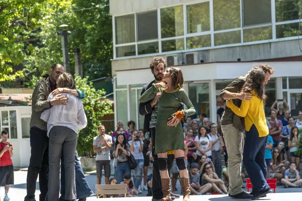 Espectáculo de danza en un área urbana — Foto de Stock