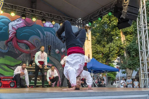 Breakdancers vestidos con ropa bulgara tradicional — Foto de Stock