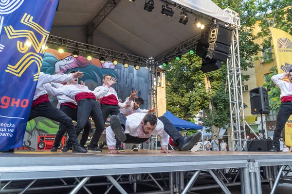 Breakdancers vestidos con ropa bulgara tradicional — Foto de Stock