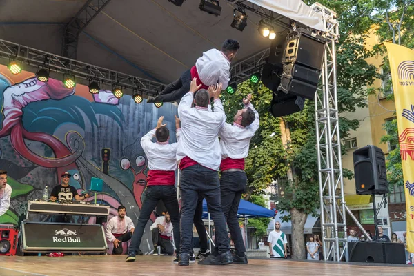 Breakdancers vestidos con ropa bulgara tradicional — Foto de Stock