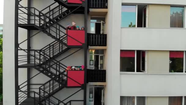 Spettacolo astratto di danza artistica su un edificio — Video Stock