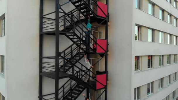 Spettacolo astratto di danza artistica su un edificio — Video Stock