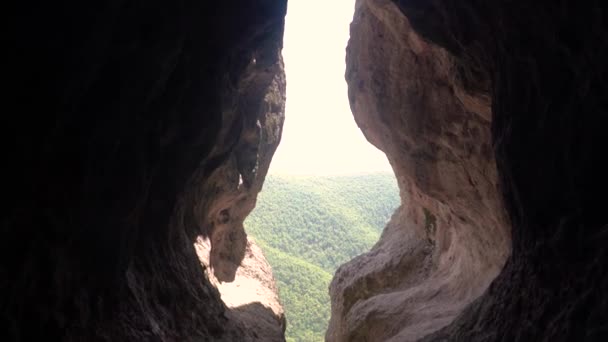Jeskyně lůna, známá také jako jeskyně Utroba v Bulharsku — Stock video