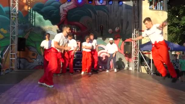 Breakdance show i Kapana-området i Plovdiv – stockvideo