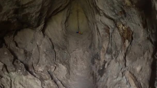 La cueva del útero también conocida como cueva de Utroba en Bulgaria — Vídeo de stock